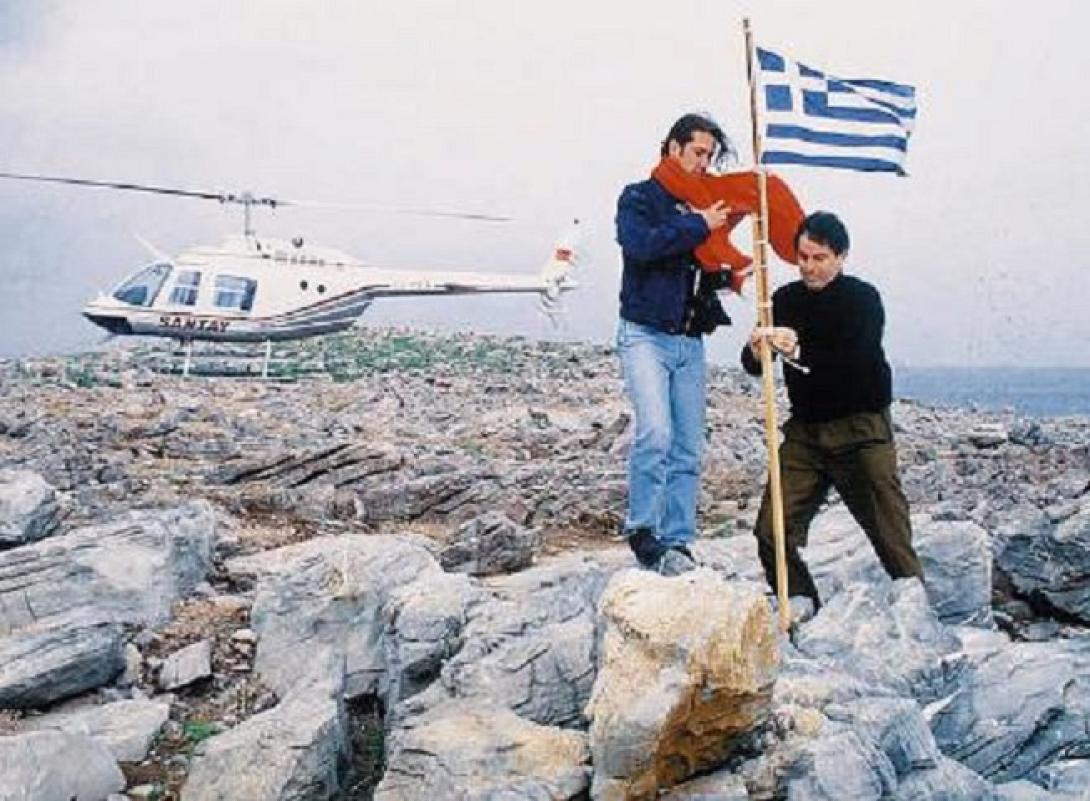 Ο ανταποκριτής της Hurriyet Cesur Sert, ο καμεραμάν Osman Korkmaz, ο πιλότος Kemal Suler, βγάζουν την τουρκική σημαία στα Ίμια.