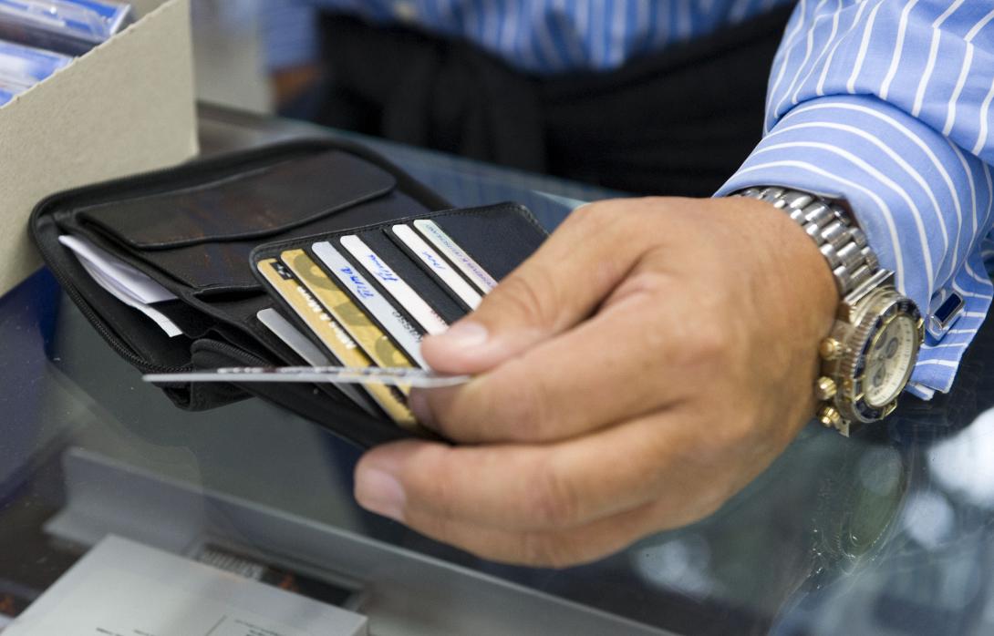 Ενωση Τραπεζών: Δεν αποκλείονται πολίτες άνω των 67 από τις πιστωτικές κάρτες