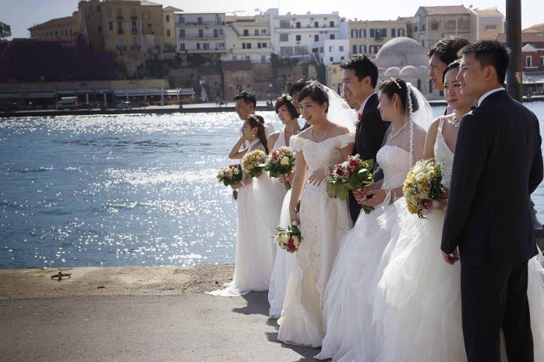 Φωτογραφική έκθεση με τους γάμους των Κινέζων στην Κρήτη