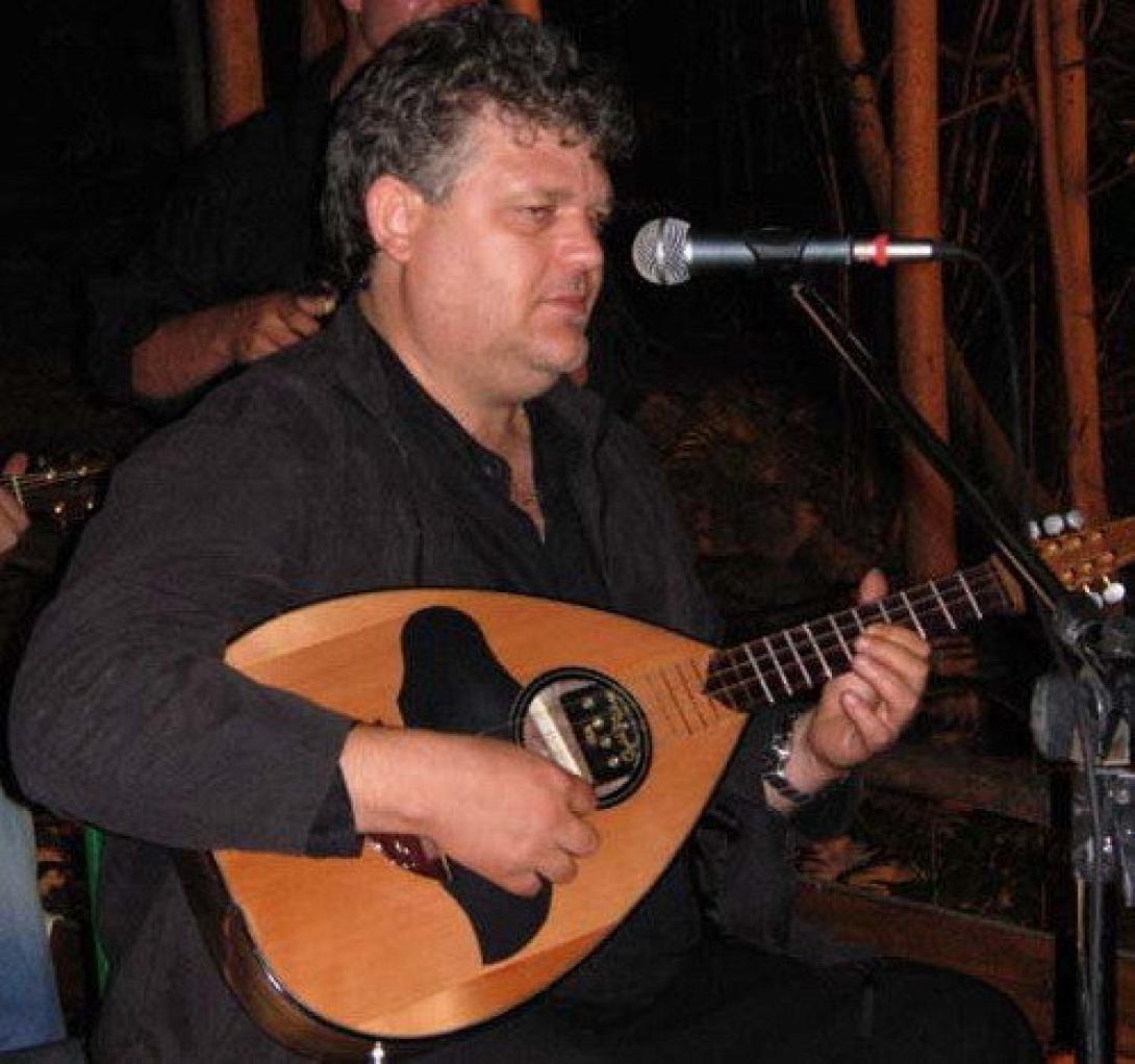 Ο Γιώργος Μανωλιούδης στο ekriti: Η κρητική μουσική είναι σαν τη θάλασσα. Κάνει αυτοκάθαρση