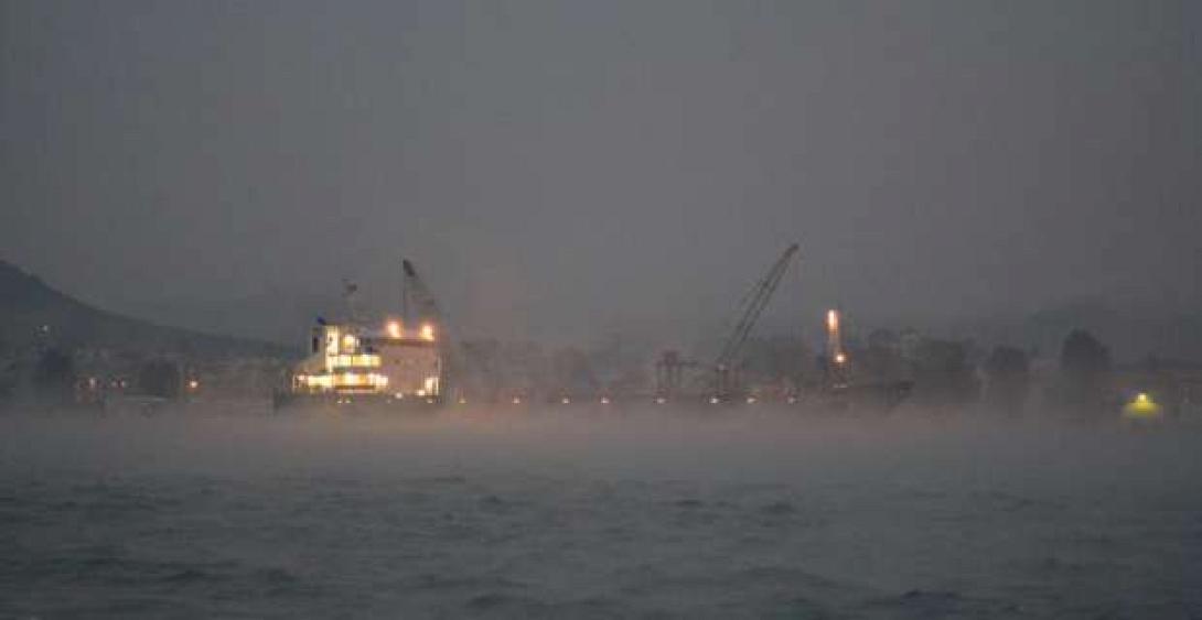 &quot;Καρυδότσουφλο&quot; στα κύματα φορτηγό πλοίο ανοιχτά του Κολυμπαρίου - Στα Χανιά με ελικόπτερο το πλήρωμα