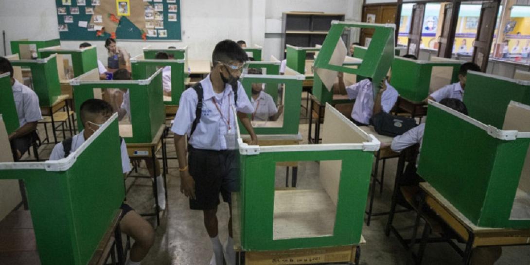 Μαθητές πίσω από πράσινα κουτιά στην Ταϊλάνδη