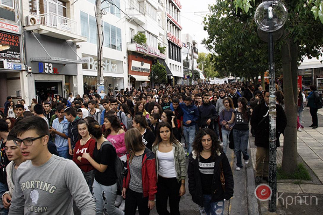 Μαθητές, εργαζόμενοι και άνεργοι, ξεχύνονται στους δρόμους του Ηρακλείου