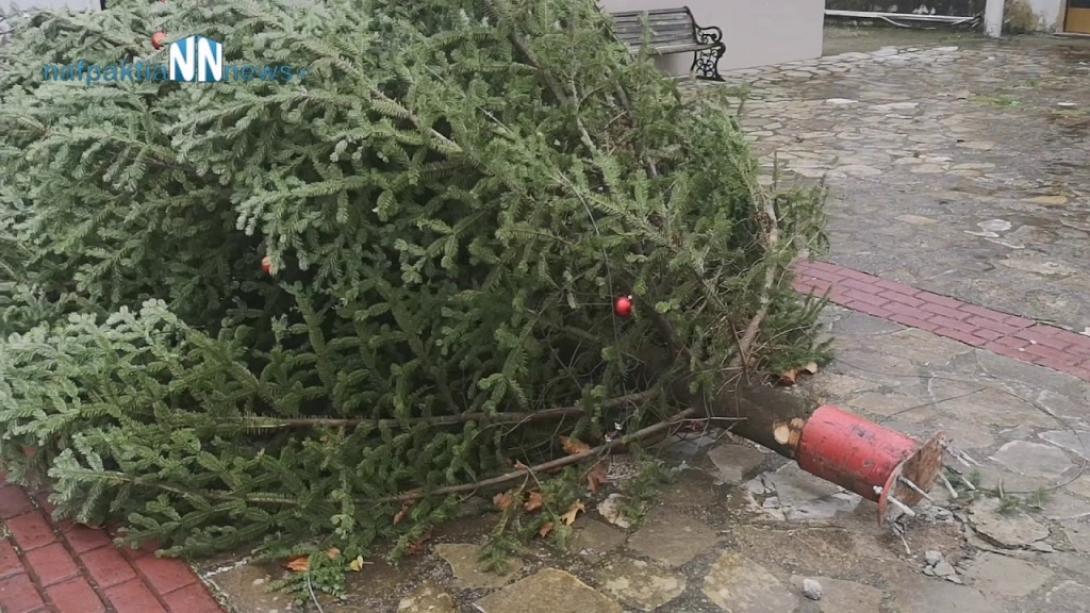 Ο δυνατός αέρας ξήλωσε το χριστουγεννιάτικο δένδρο