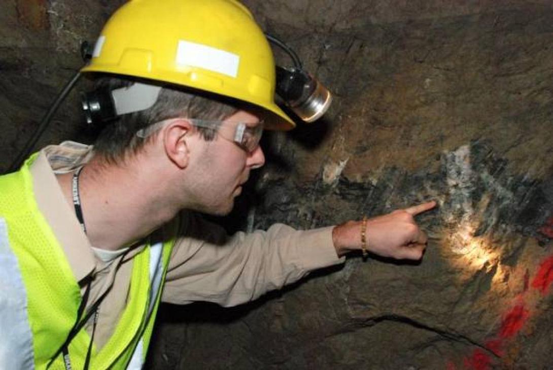 Διακόσιοι μεταλλωρύχοι έχουν παγιδευτεί σε ορυχείο χρυσού στη Νότια Αφρική