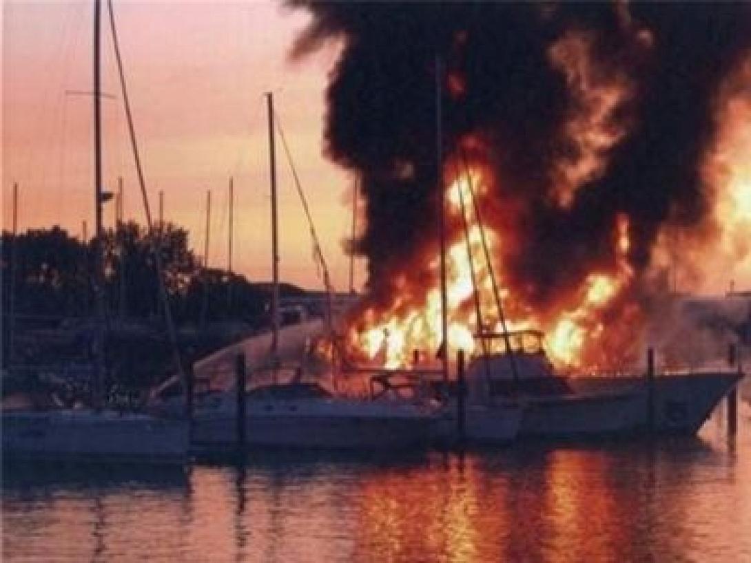 Στις φλόγες σκάφος στο Κολυμπάρι Χανίων