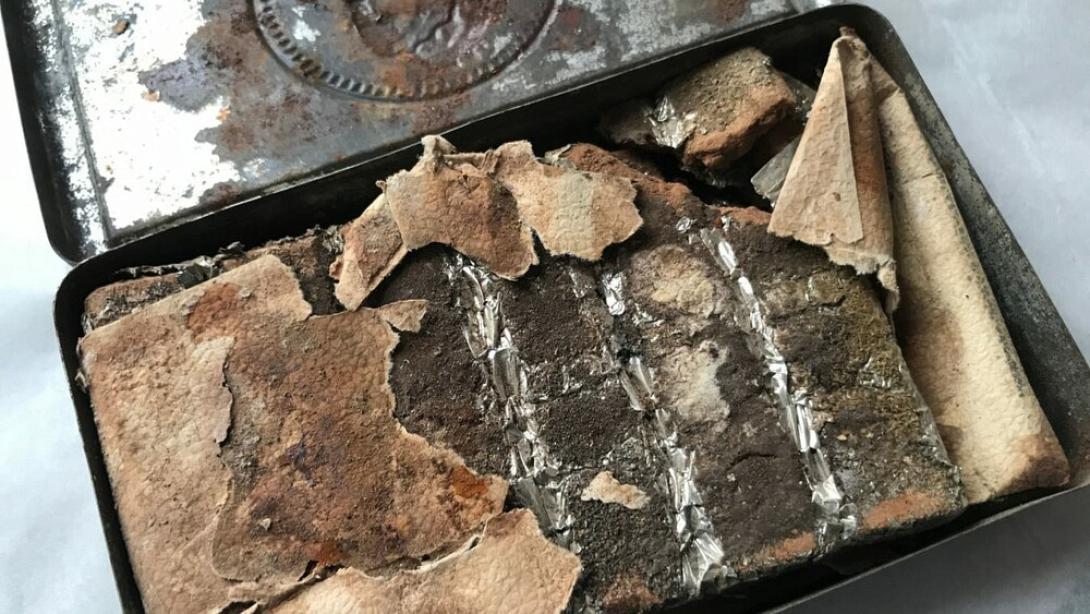 Βασιλικό κουτί με σοκολάτα του 1900 βρέθηκε μέσα σε στρατιωτικό κράνος
