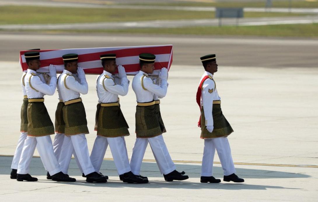 Ημέρα εθνικού πένθους στη Μαλαισία - Έφτασε το αεροσκάφος με τις σορούς από την πτήση ΜΗ17