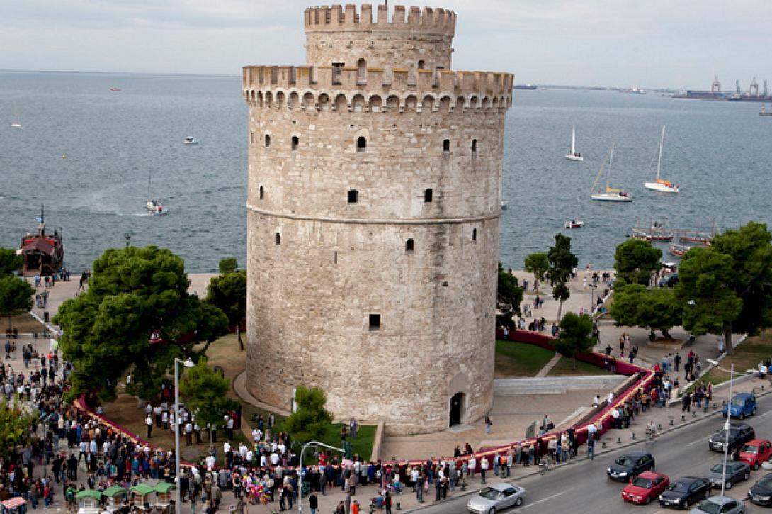 Κουλούρι γίγας &quot;αγκάλιασε&quot; τον Λευκό Πύργο στη Θεσσαλονίκη