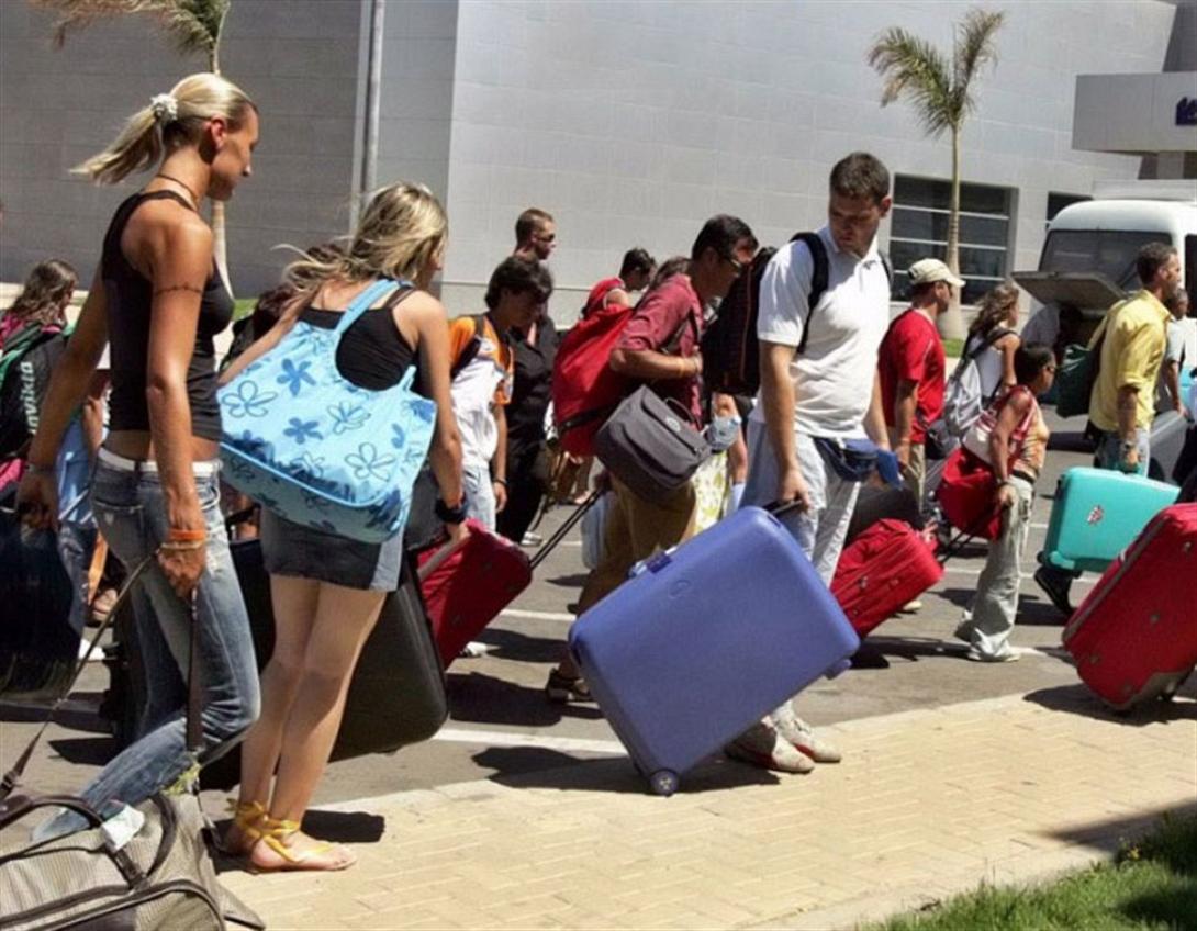 Αρχίζουν οι .. ορδές των Τουριστών στην Κρήτη - 35 πτήσεις καθημερινά λόγω Πάσχα στο αεροδρόμιο Ηρακλείου