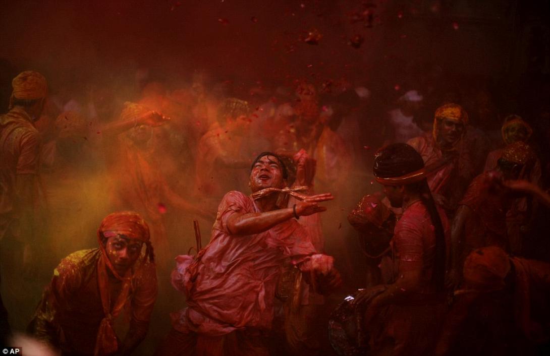 Μαγικές φωτογραφίες από το πιο πολύχρωμο φεστιβάλ του κόσμου!