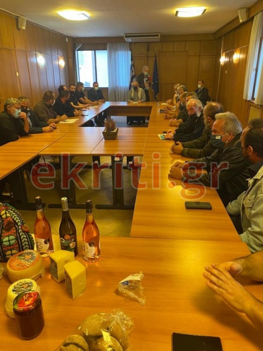 Συνάντηση αγροτών της Κρήτης με τον υφυπουργό Σίμο Κεδίκογλου