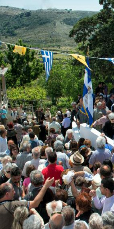 Άνθρωποι μαζεμένοι στο προαύλιο της εκκλησίας (ekriti.gr)