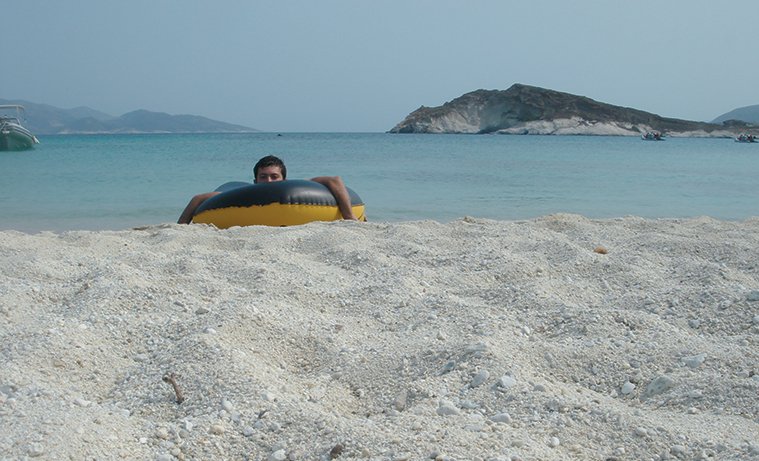 Απεικονίζεται ο Άρης Νικολόπουλος με μία σαμπρέλα στη θάλασσα