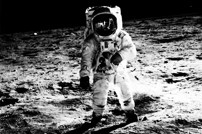 Απεικονίζεται ο Νηλ  Άρμστρονγκ πάνω στη Σελήνη