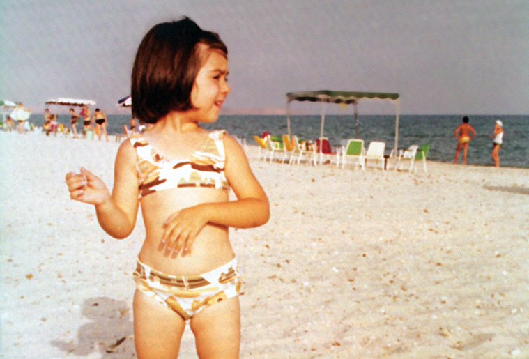 Απεικονίζεται η Ελένη Ουζουνίδου με μπικίνι παραλλαγής στη θάλασσα