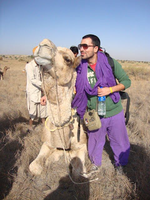 Ο Έλπις φωτογραφίζεται με μια καθιστή καμήλα