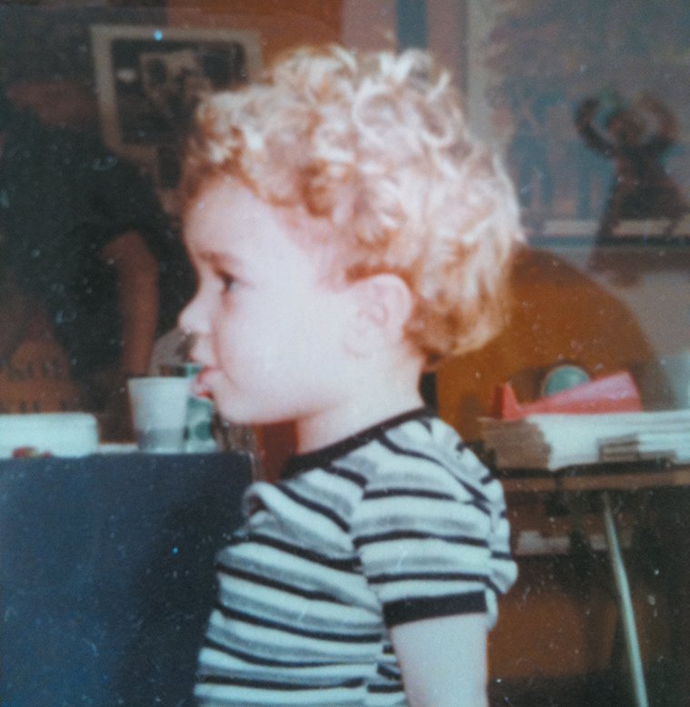 Απεικονίζεται ο Κώστας Δάρδανος παιδί με μία ριγέ μπλούζα