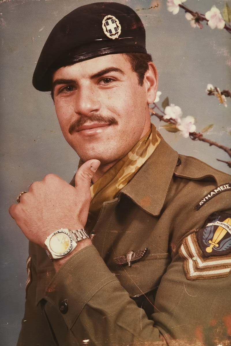 Απεικονίζεται ο Μανώλης Μπικάκης σε φωτογραφία από τον στρατό και είναι χαμογελαστός