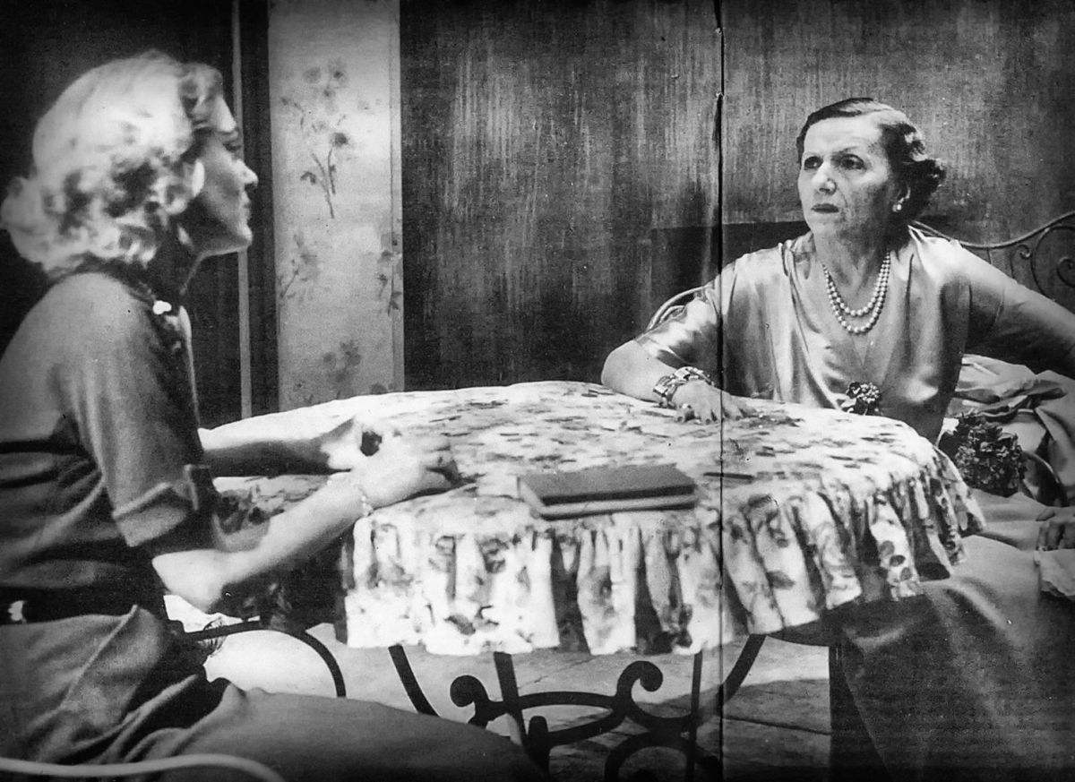 Απεικονίζεται η Μαρίκα Κοτοπούλη με την Μελίνα να κάθονται σε ένα τραπέζι