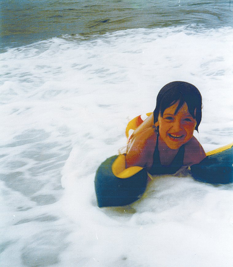 Απεικονίζεται η Ρένα Δούρου παιδί να κολυμπάει μέσα στη θάλασσα