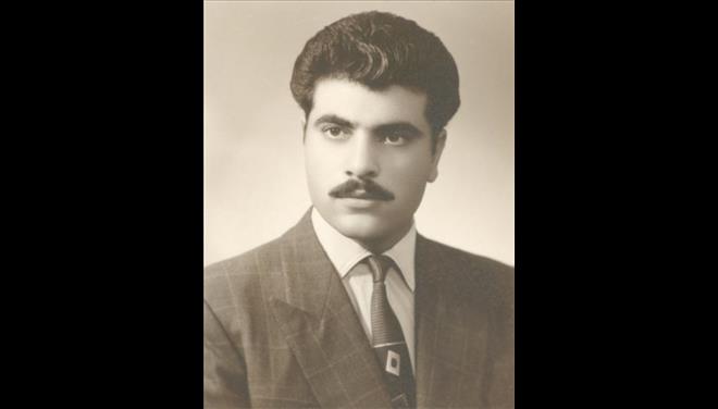 Ο Στέλιος Καζαντζίδης σε φωτογραφία από τις πρώτες του ηχογραφίσεις, με το χαρακτηριστικό παχύ μουστάκι του