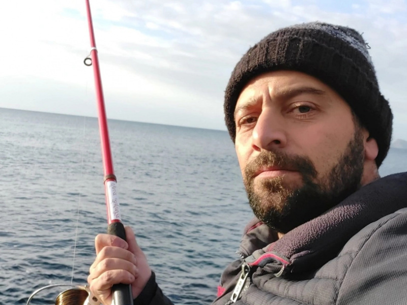 Ο άτυχος άντρας, περίπου 40 ετών, ήταν στα βράχια και ψάρευε με φίλους του, όταν τρεις από τους τέσσερις της παρέας παρασύρθηκαν από τα κύματα.