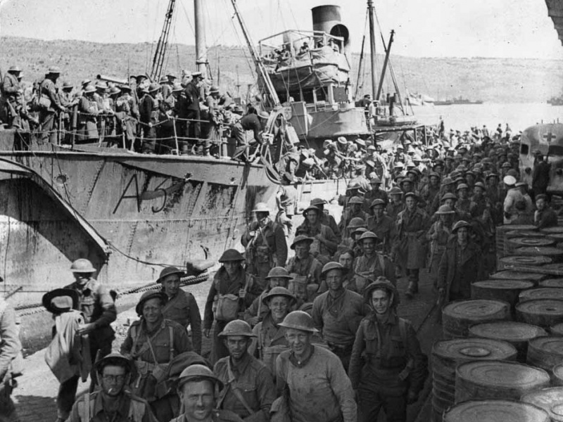 Συμμαχικά στρατεύματα φτάνουν στο λιμάνι της Σούδας.