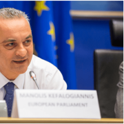 Η Επιτροπή καλεί την Αλβανία να προσηλωθεί στις ευρωπαϊκές αρχές και αξίες, να προάγει τις σχέσεις καλής γειτονίας και να προωθήσει ένα κλίμα αμοιβαίας εμπιστοσύνης