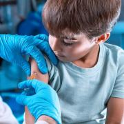Υπερδιπλάσιος ο κίνδυνος νοσηλείας για τα ανεμβολίαστα παιδιά 