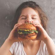 Ποιες είναι οι πιο επικίνδυνες τροφές για τα παιδιά 