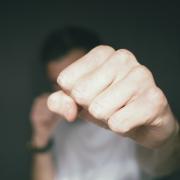 καυγάς, ξυλοδαρμός