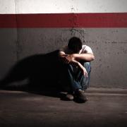 νεαρός σε απόγνωση