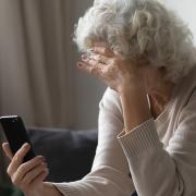 γυναίκα - απόγνωση - τηλεφωνική απάτη