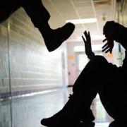 βία ανήλικοι