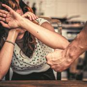 ενδοοικογενειακή βία