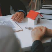 αγορά ακινήτων (φωτογραφία από create.vista.com)