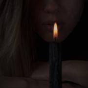 κορίτσι πένθος (φωτογραφία από create.vista.com)