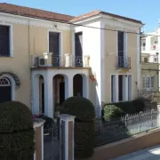 Οικία παρλαπά