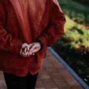 χέρια πίσω από την πλάτη