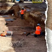 σκελετοι σε σχολικη αυλή