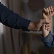 ενδοοικογενειακή βία