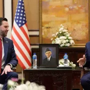 Τζέι Ντι Βανς - Σεχμπάζ Σαρίφ