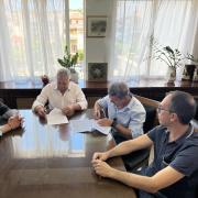 Υπογράφηκε η σύμβαση για την υπογειοποίηση των εναέριων δικτύων ηλεκτρικής ενέργειας στο κέντρο των Μοιρών