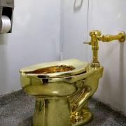 χρυση τουαλετα