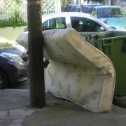 στρωμα στα σκουπιδια