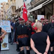 τουρκικές σημαίες 25ης αυγούστου