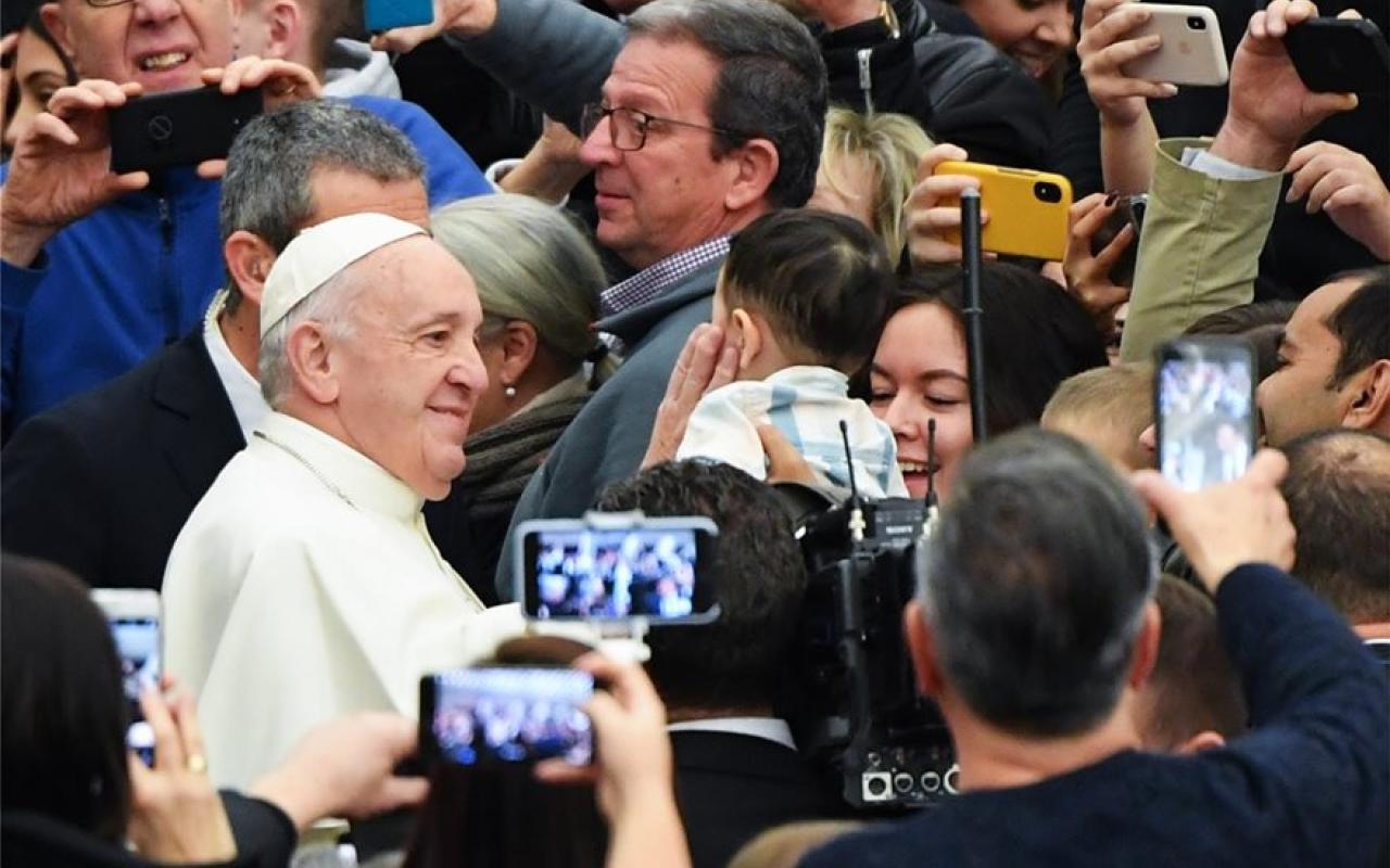 Πάπας Φραγκίσκος σε καλόγρια: «Θα σε φιλήσω, αλλά μην με δαγκώσεις».jpg