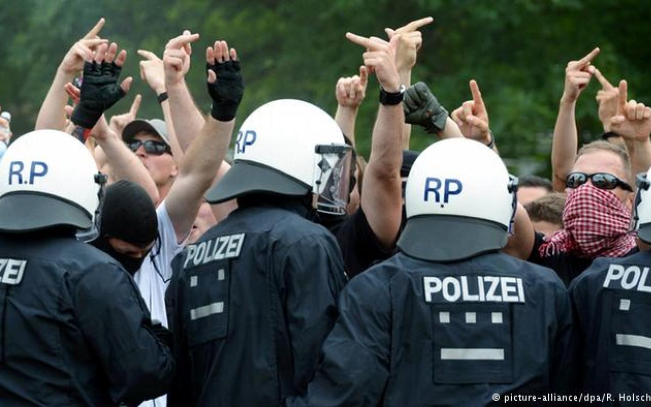Γερμανία: 44 αστυνομικοί τραυματίσθηκαν σε συγκρούσεις με ακροδεξιούς χούλιγκαν