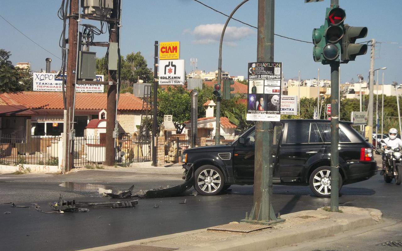 Ηράκλειο: Σφοδρή σύγκρουση οχημάτων στη λεωφόρο Καζαντζίδη (φωτογραφίες)